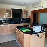 Seaview Family Apartment, Pool, Easy Access To The Sea, Near Bay 아파트