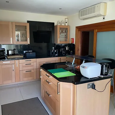 Seaview Family Apartment, Pool, Easy Access To The Sea, Near Bay شقة