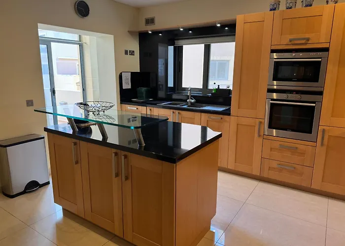 Seaview Family Apartment, Pool, Easy Access To The Sea, Near Bay * Mellieħa